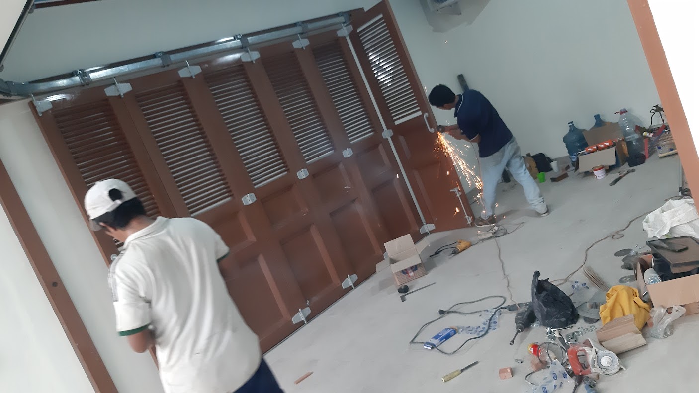 Pek Pintu Garasi
